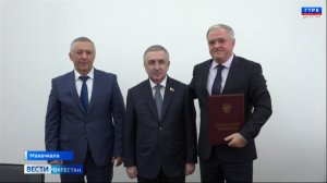 Юрий Левицкий вручил награды Народного Собрания работникам Счетной палаты Дагестана