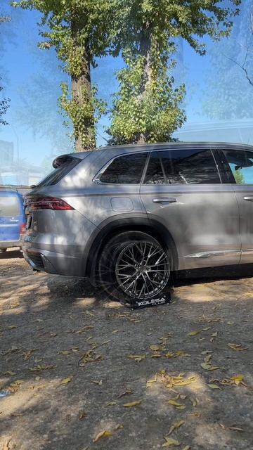 Geely Monjaro на примерке дисков в 20-ом диаметре