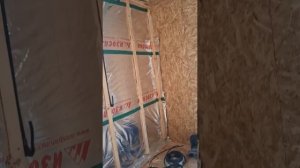 1000034705.mp4 (Собака наблюдает за устройством откосов у оконных проёмов в м/комнате дома А-фрейм)