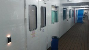 Установлены по периметру прогулочной палубы светодиодные фонари для подсветки