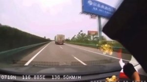 В Китае машина пошла на обгон и по..била людей,чинивших машину.