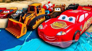 МУЛЬТИКИ ПРО МАШИНКИ 🚗 МОЛНИЯ МАКВИН ПРОБУЕТ НОВУЮ ТРАССУ СО СВОИМИ ДРУЗЬЯМИ И СТАВИТ НОВЫЕ РЕКОРДЫ