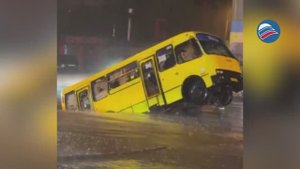 Маршрутка провалилась под асфальт, девушку унесло течением: последствия мощного ливня в Одессе