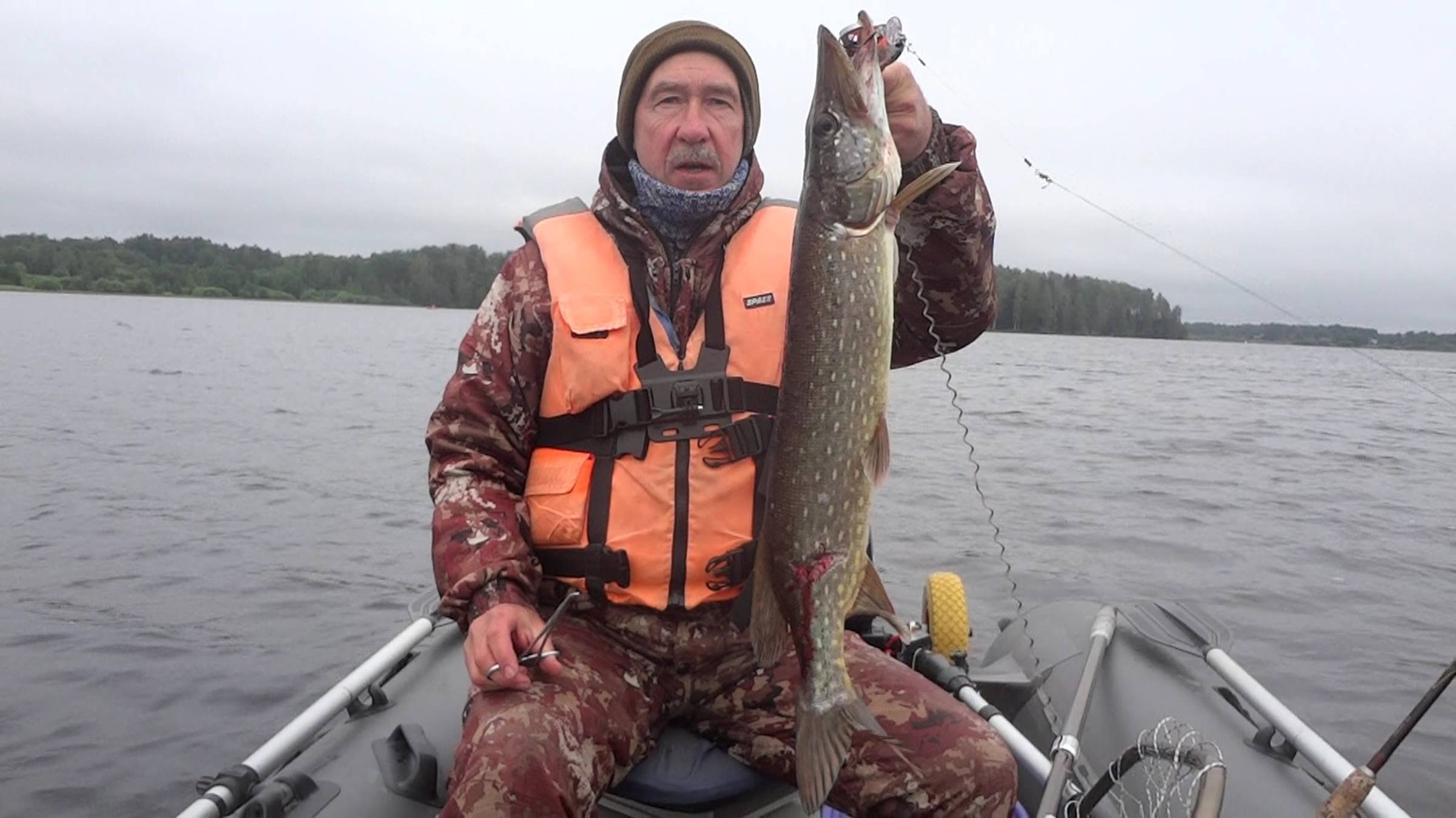 Клев щуки в сильную волну на Верхней Волге в середине сентября.
