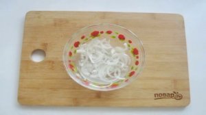 Мясной салат с маринованным луком