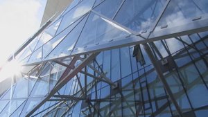 Грандиозный дворец как айсберг из стекла и металлоконструкций на озере Кабан в Казани.