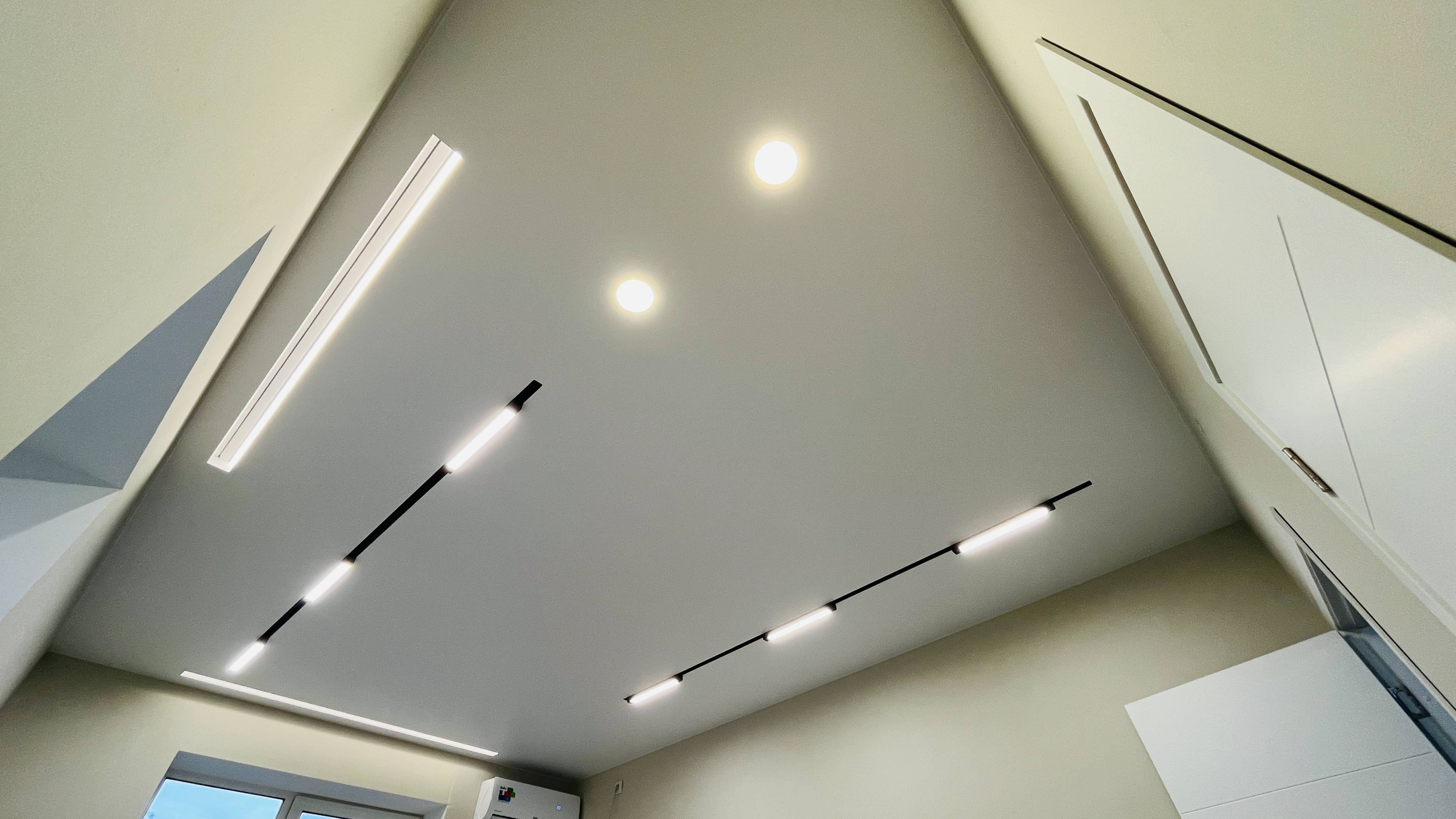 Натяжные потолки | Натяжной потолок с трековой системой освещения| Воронеж