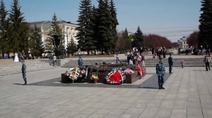 Почетный караул у Вечного Огня. Атмосферное видео майского Праздника Победы. Играет гармонь.