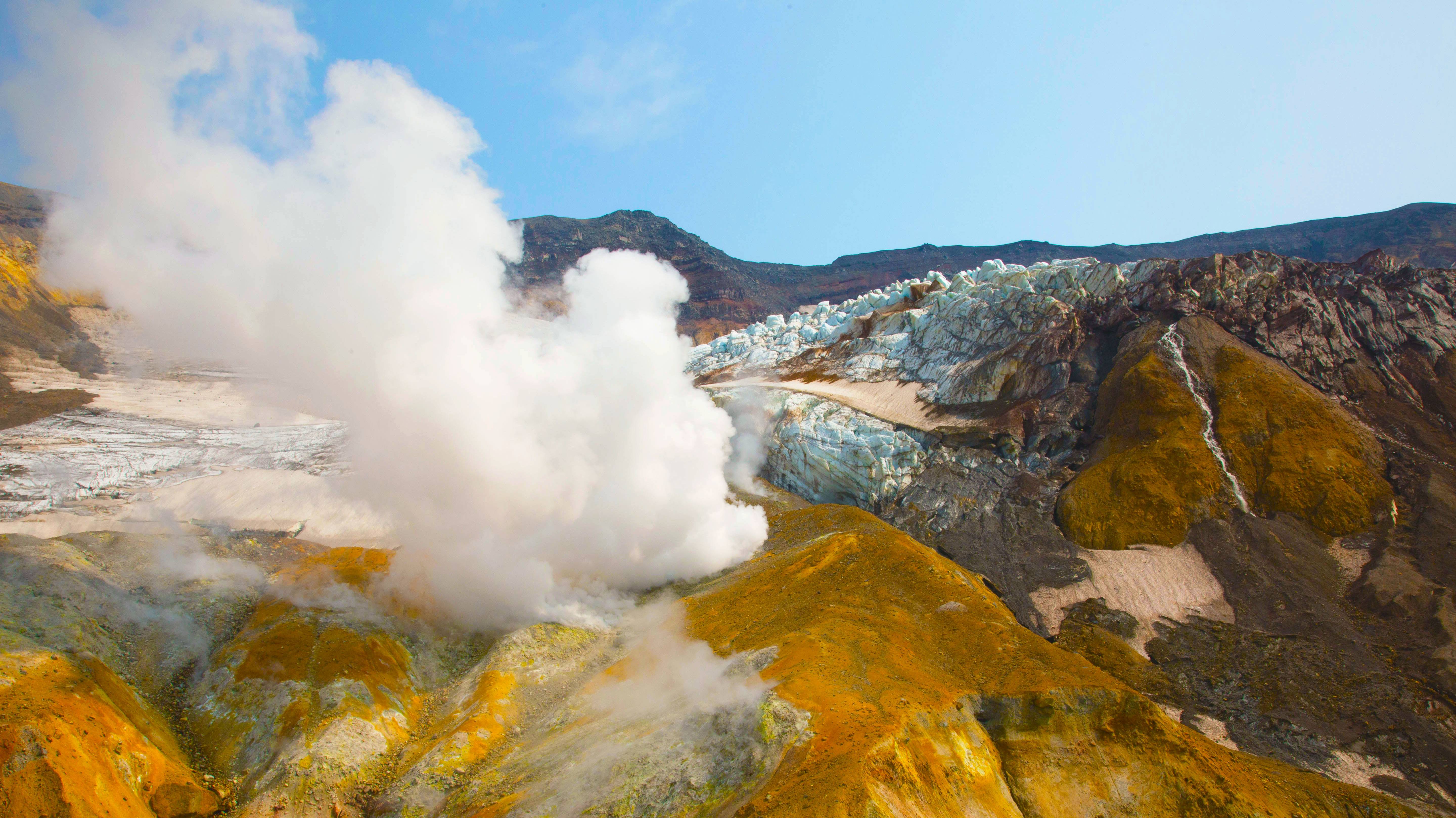 Попариться с девушкой в Малой долине гейзеров на Камчатке.