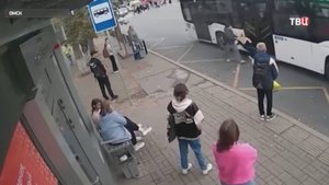Водитель автобуса в Омске протащил 5-летнего ребенка по асфальту / События на ТВЦ