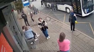 Автобус протащил по асфальту зажатого дверьми ребенка в Омске