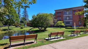 США. Прогулка по городу Саратога-Спрингс в штате Нью-Йорк в формате 4К