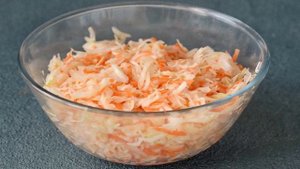 Квашеная капуста с клюквой и яблоками