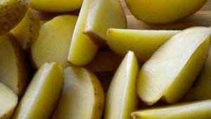 Картошка кусочками в рукаве