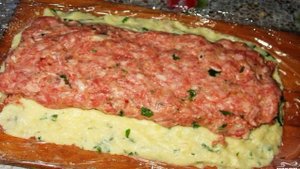 Мясной рулет в сырно-картофельной оболочке