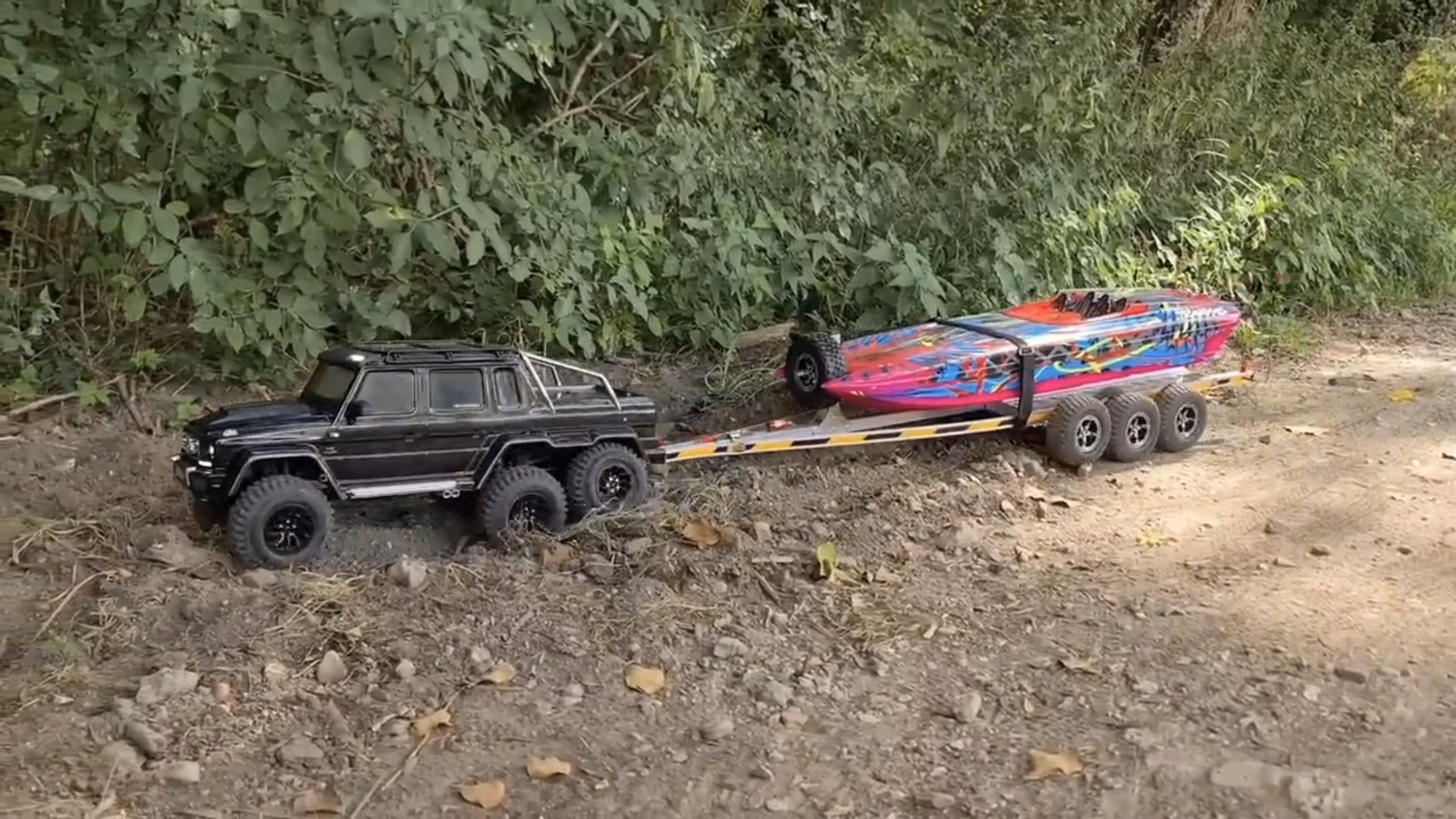 Mercedes 6x6 с лодкой
