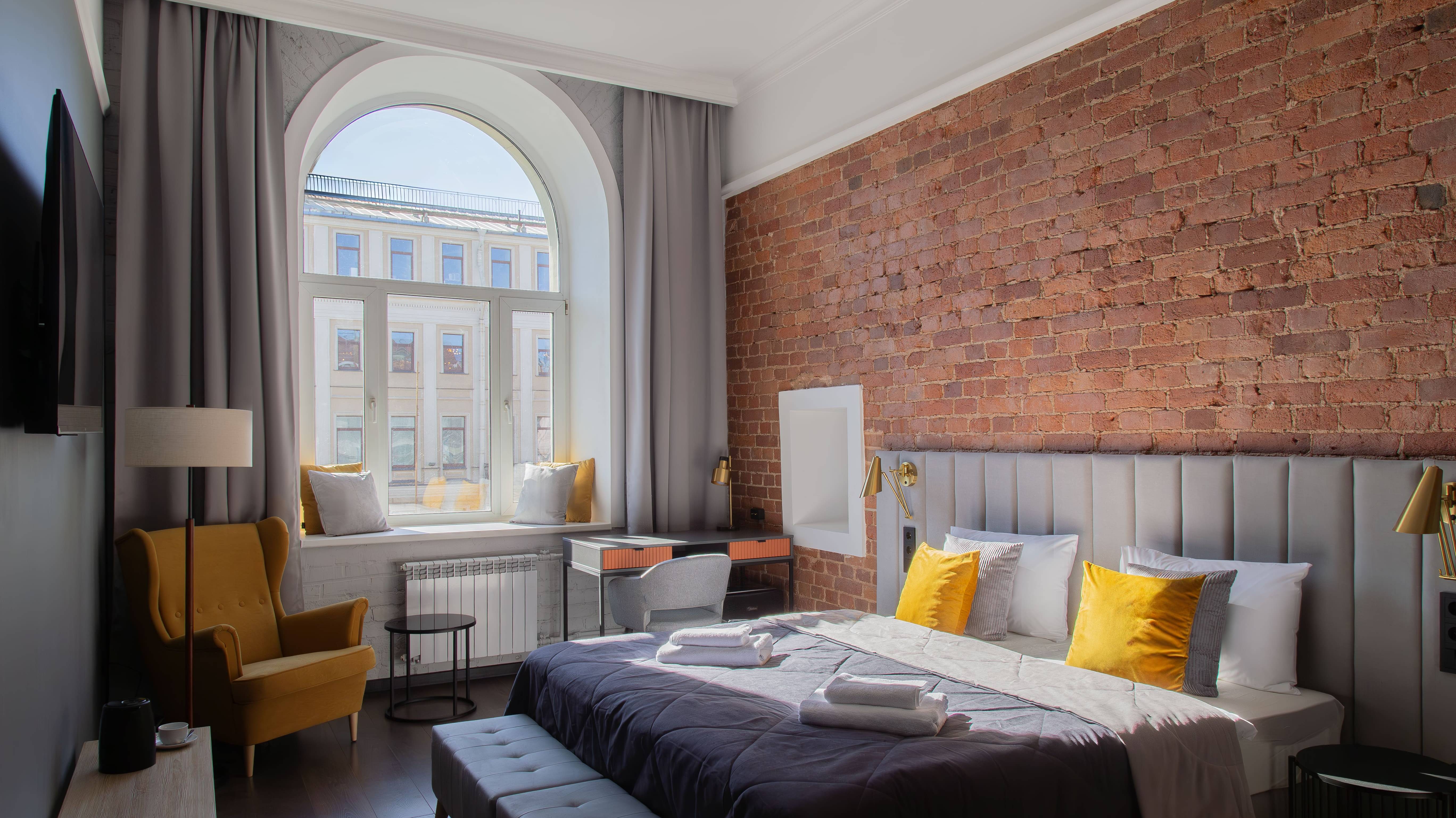 Номер Люкс с видом на Невский проспект в отеле Lopatin Невский 100