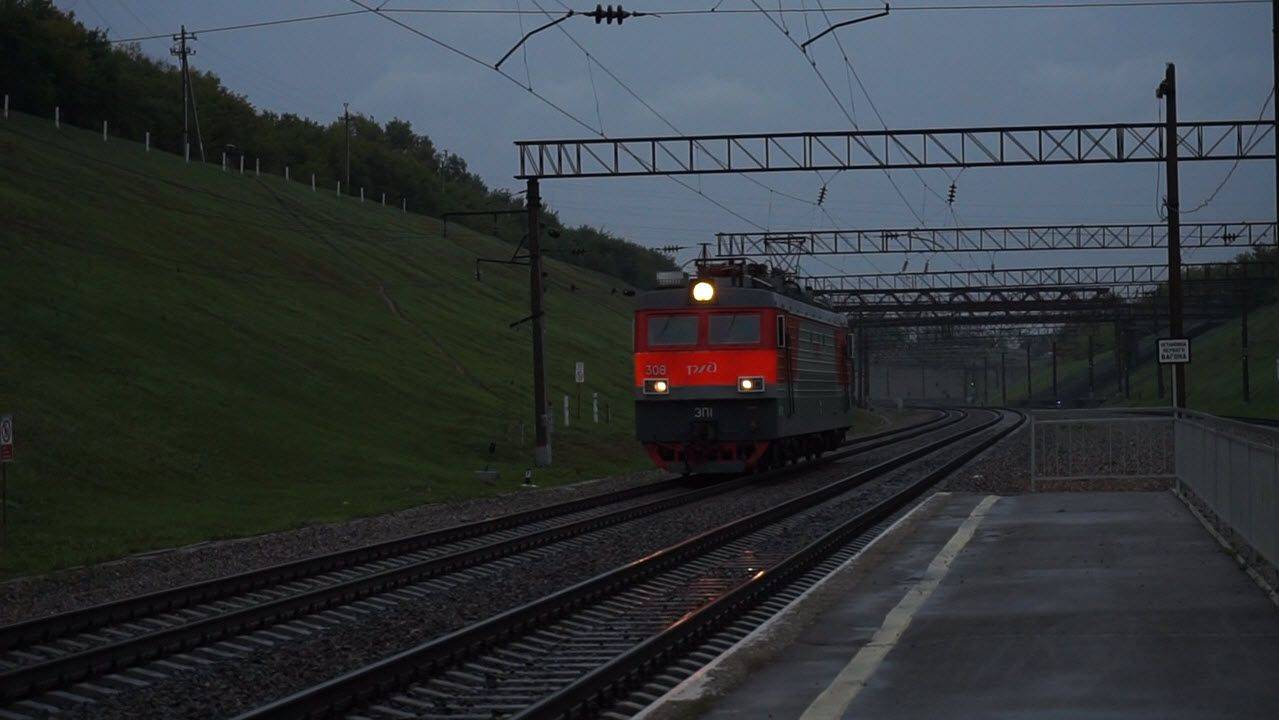 Электровоз ЭП1-308 резервом в дождь.