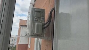 Боковой монтаж за стену. С возможностью произвести монтаж с балкона.