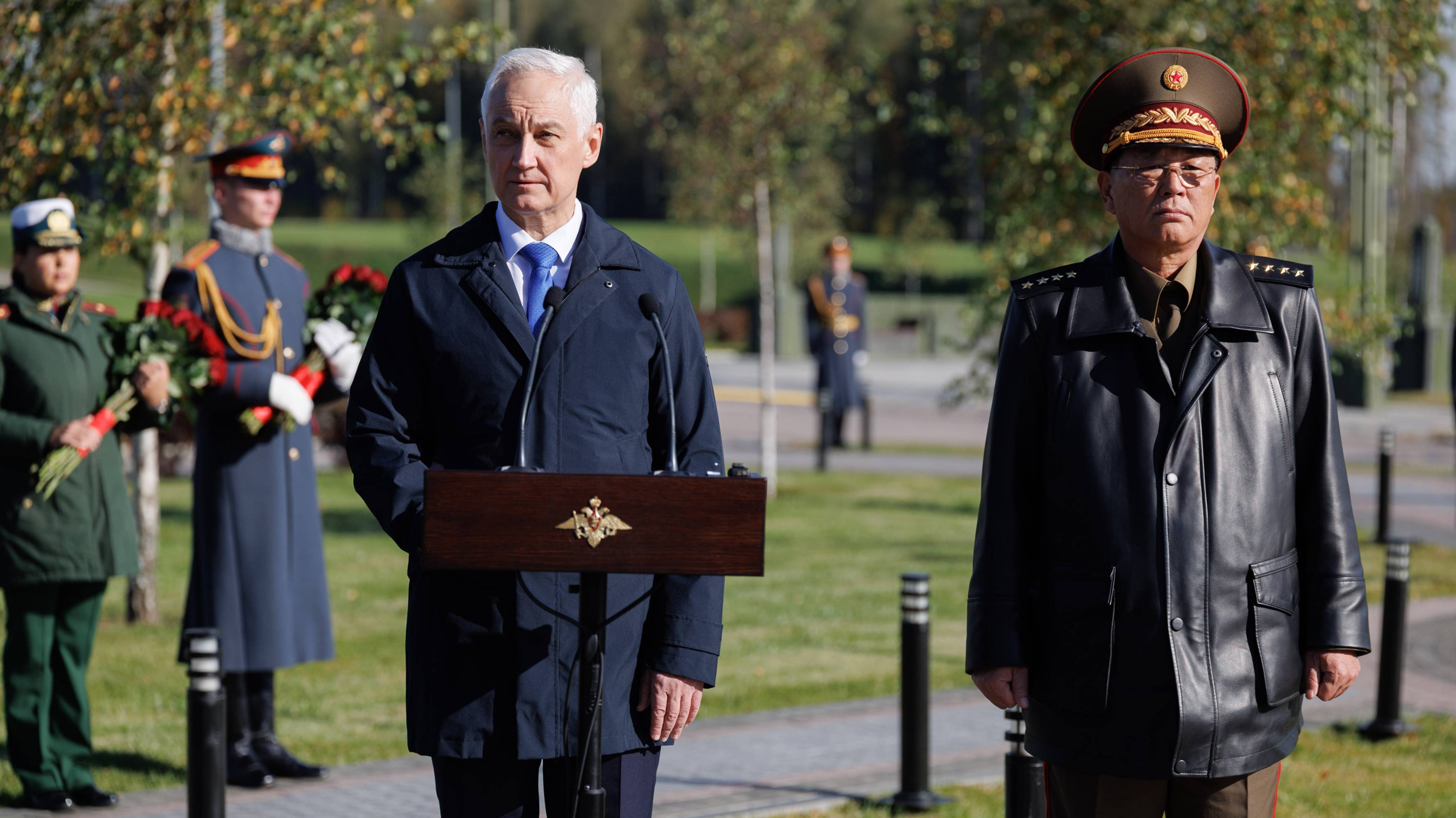 Главы военных ведомств России и КНДР открыли скульптурную композицию