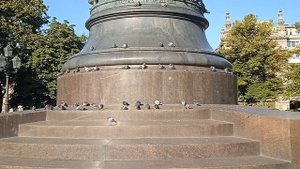 Пернатые греются у Екатерины Великой