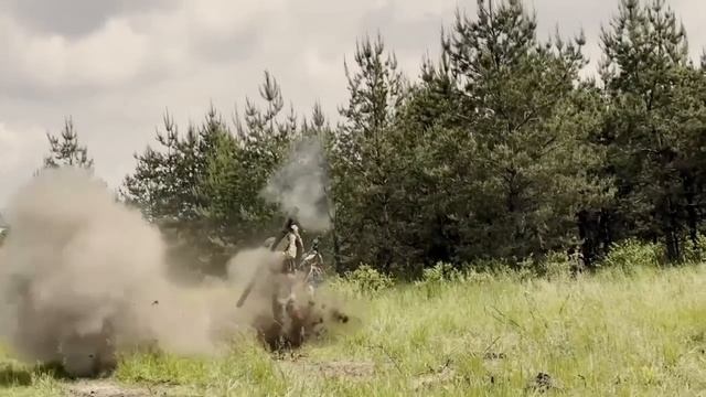 Наша талантливая девочка 🎤 Смелая, ездит к парням на передовую, поддерживает их своим творчеством. смотреть онлайн