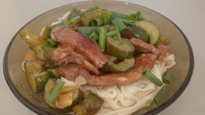 Жаренные огурцы со свининой