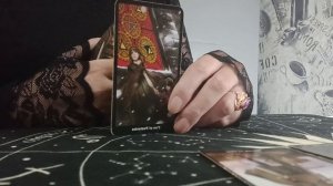 Какие мысли не дают ему покоя? Расклад Таро