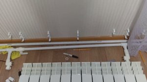 Спаял трубу под радиатором и прикрепил трубу и радиатор к стенке . Продолжаю делать  отопление .