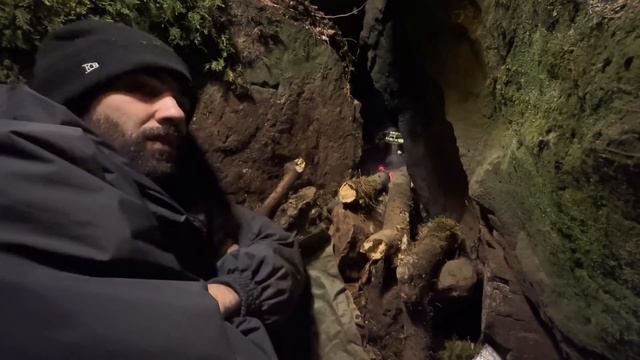 Выживание в одиночку в снежную бурю при температуре -21°C под скалами | Испытание в глубоком снегу в смотреть онлайн