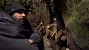 Выживание в одиночку в снежную бурю при температуре -21°C под скалами | Испытание в глубоком снегу в