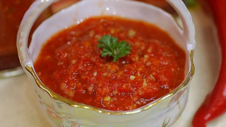 Аджика сырая для еды.