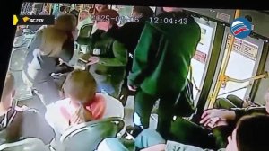 В Новосибирске кондуктор автобуса напала на школьницу и схватила за волосы