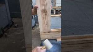 Изготовление прочной двери из переработанного дерева