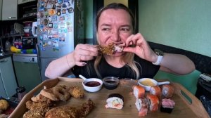 Роллы, куриные крылышки, голени и луковые кольца. Мукбанг. Домашняя еда