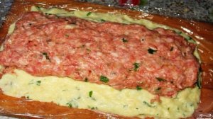 Мясной рулет в сырно-картофельной оболочке