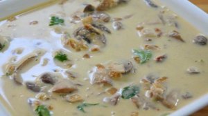 Курица под соусом с грибами