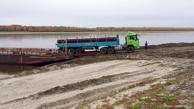 погрузка техники на баржу