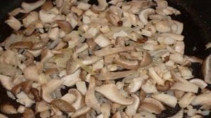 Кальмары с грибами, тушенные в сметане