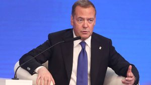 Медведев иронично ответил на заявление Трампа об американских подлодках