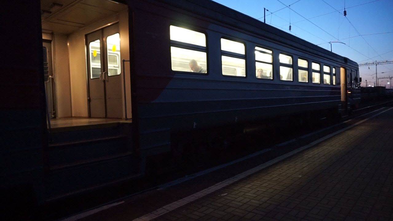 Электропоезд ЭД9М-0030 в 7 вагонов. Отправление.