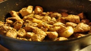 Мясо кусочками на сковороде