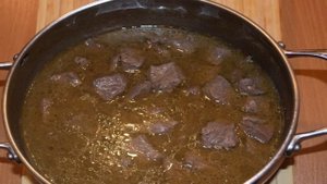 Картошка, тушенная с мясом и шампиньонами