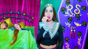 ЧТО СКРЫВАЕТ ШКАФ В КОМНАТЕ УЧИТЕЛЬНИЦЫ? Я УЗНАЛА СТРАШНУЮ ТАЙНУ!!!