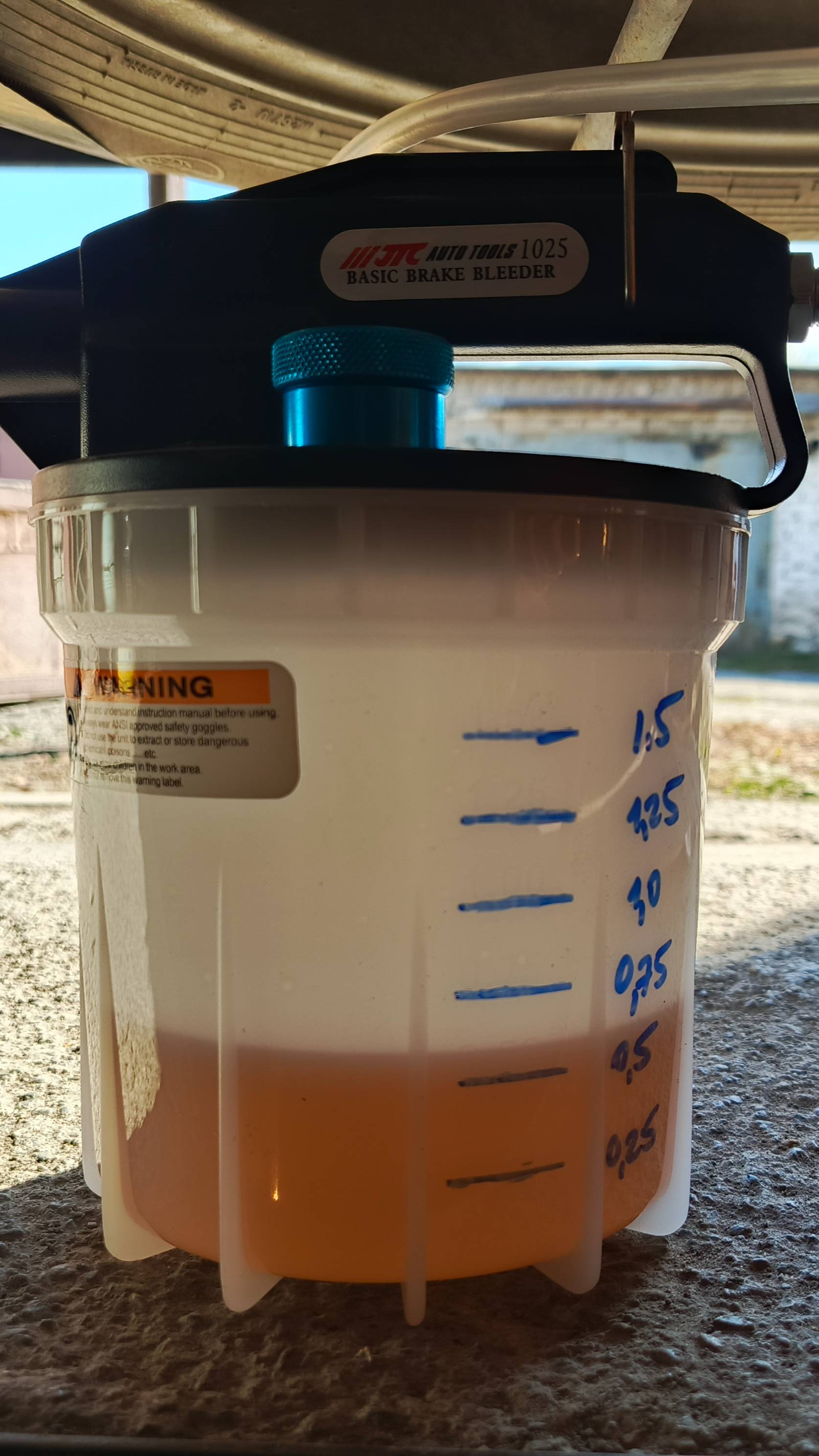 Замена тормозной жидкости пневматическим устройством для откачки JTC-1025 и JTC-1026 смотреть онлайн