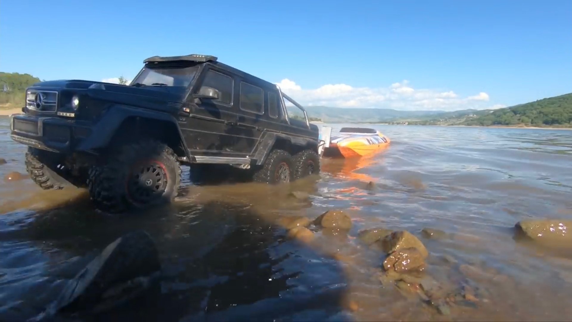 Mercedes 6x6 спускаем лодку на воду