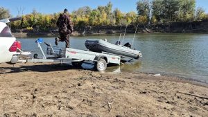Лодочный прицеп с откатными ложементами. Спуск лодки ПВХ на воду. Лодочный прицеп своими руками.