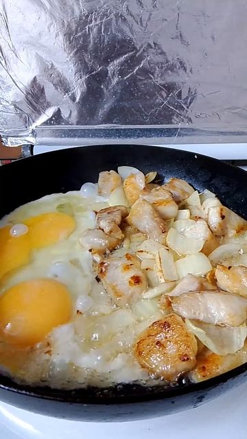 Яичница с мясом свинины
