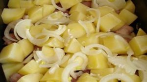 Картошка в духовке под соусом