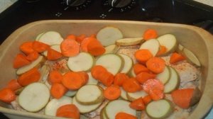 Картошка с курицей и грибами в духовке